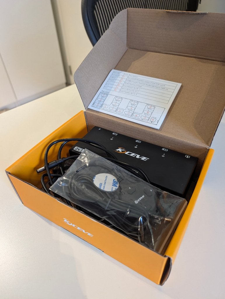 KVM switch 3 pc's 3 monitoren DP/HDMI USB 3.0, Ophalen of Verzenden, Zo goed als nieuw