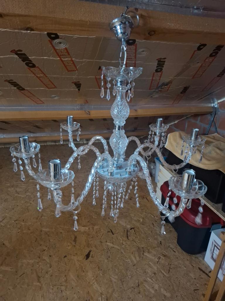 Lustre en cristal italien, Enlèvement