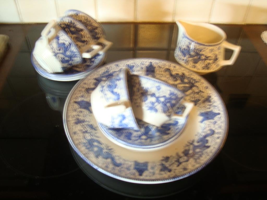 Deel van een koffieservies Boch, decor Dragon., Ophalen
