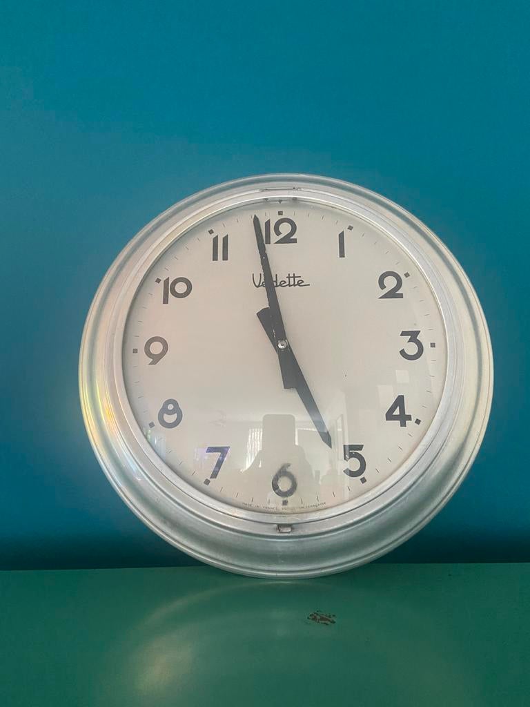 Vintage wandklok Vedette (Frankrijk jaren 50–60), Antiek en Kunst, Ophalen of Verzenden