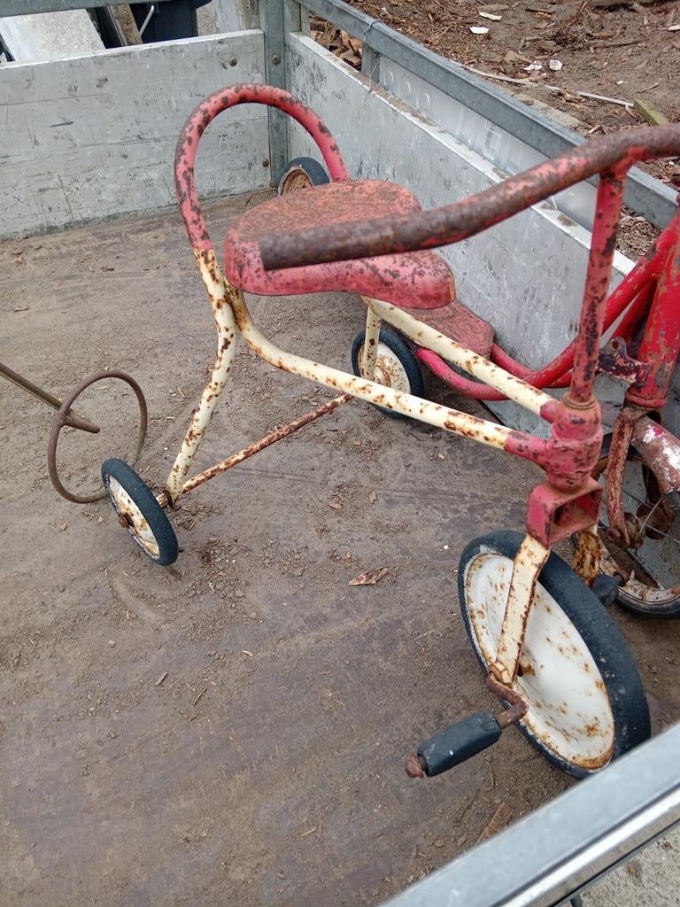 Set oude fietsjes, Enlèvement