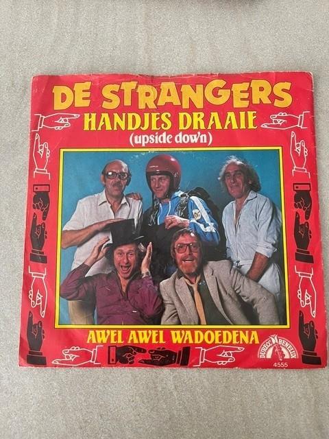 single vinyl- de strangers- awel awel wadoedena, Ophalen, Gebruikt, 7 inch, Fotohoes