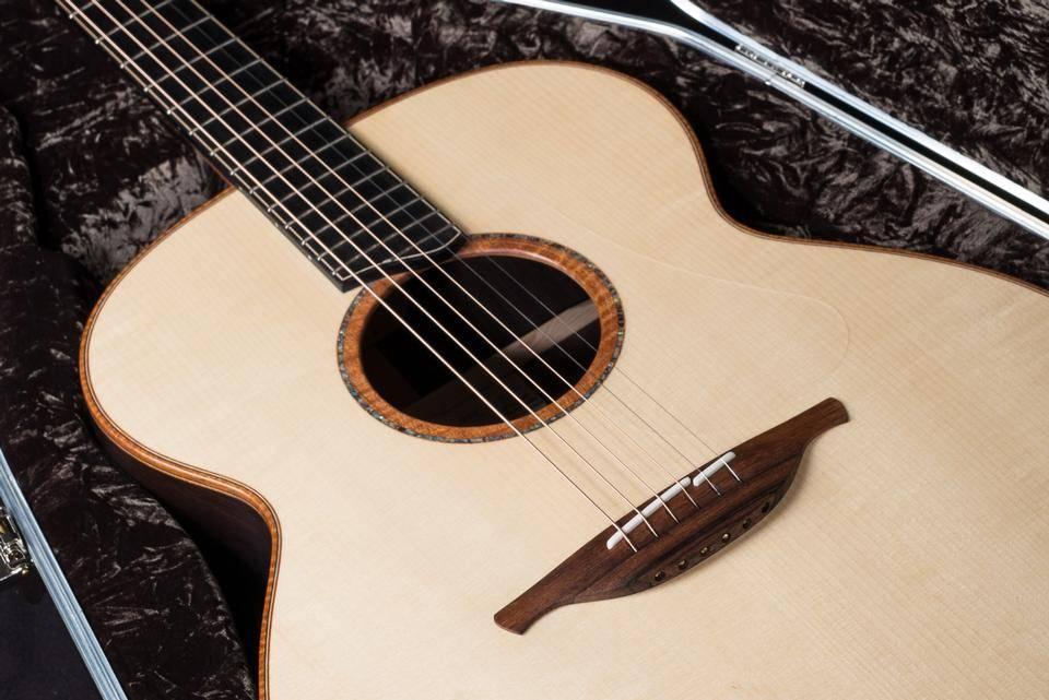 LOWDEN 050 *African Blackwood / Adirodack*, Enlèvement, Neuf, Guitare Western ou Guitare Folk, Avec valise