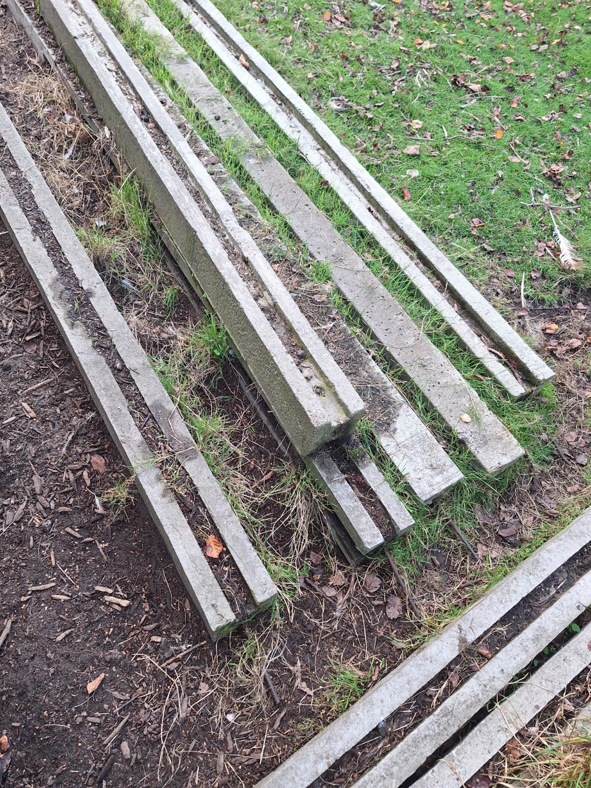 betonnen palen.
5 stuks van 2,80 meter
4 stuks van 2,50 mete, Ophalen, Palen