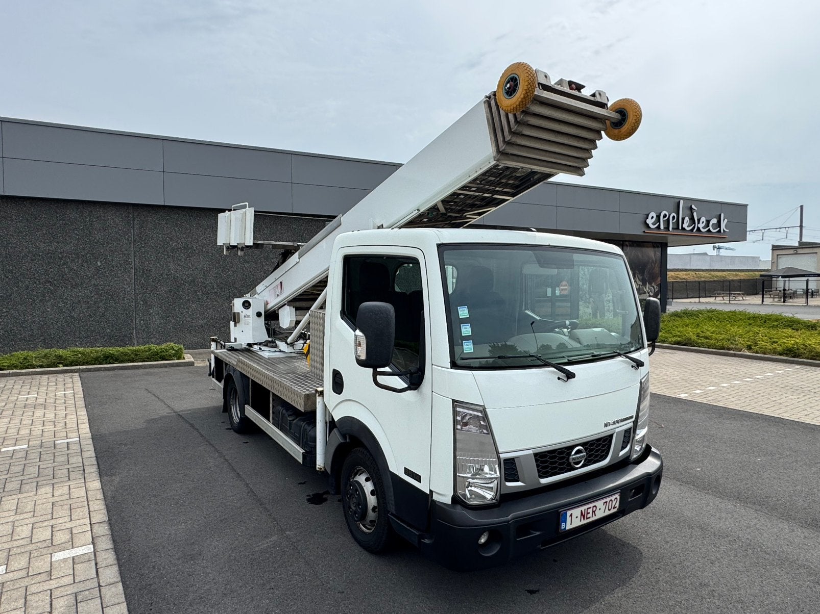 Verhuislift Nissan Cabstar 29m klaas, Auto's, Euro 5, Wit, Grijs, Particulier