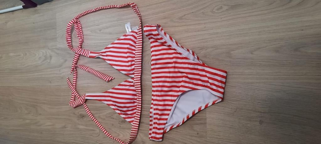 Bikini nooit gedragen Topje maat S en broekje maat M, Kleding | Dames, Badmode en Zwemkleding, Ophalen of Verzenden