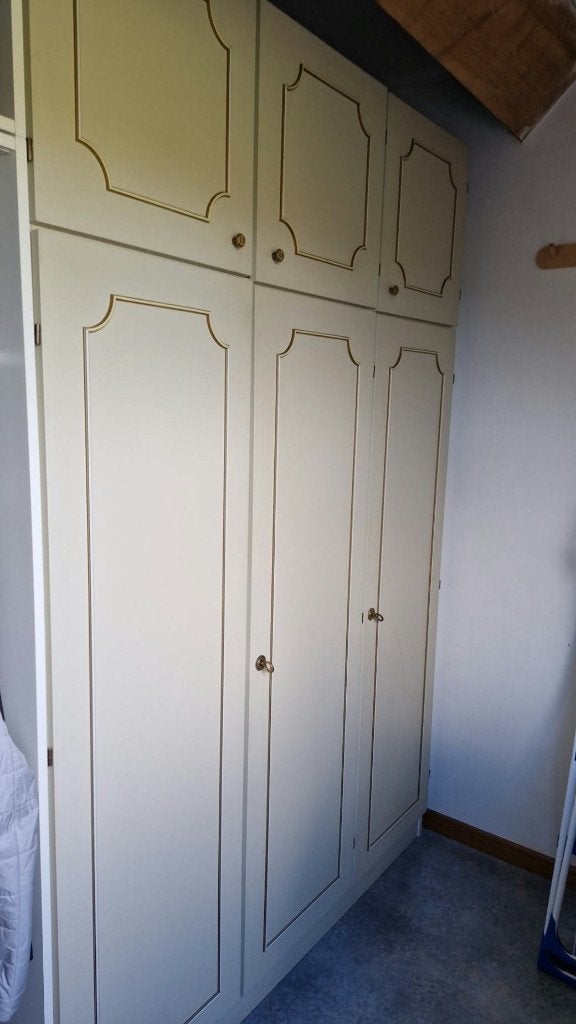 Grande armoire / penderie beige avec liserés dorés., 100 à 150 cm, Utilisé, 200 cm ou plus, Moderne