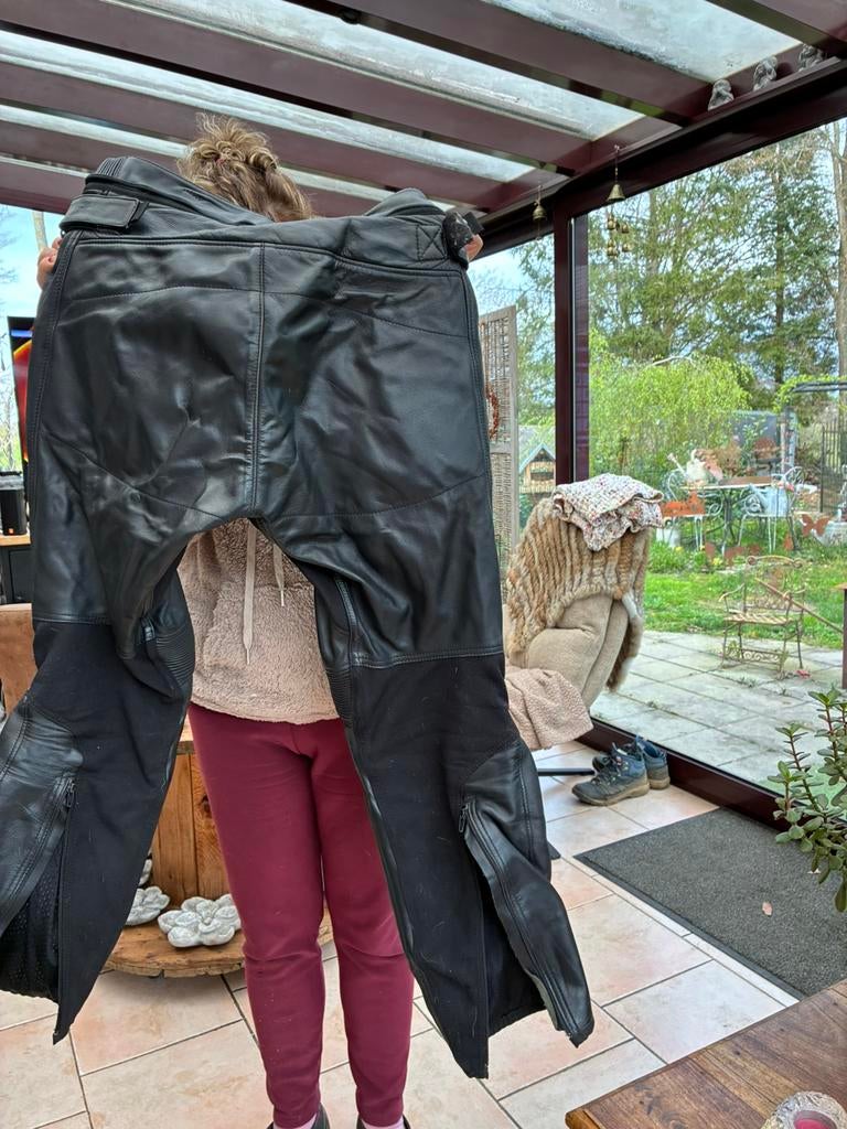 Pantalon ducati, Enlèvement