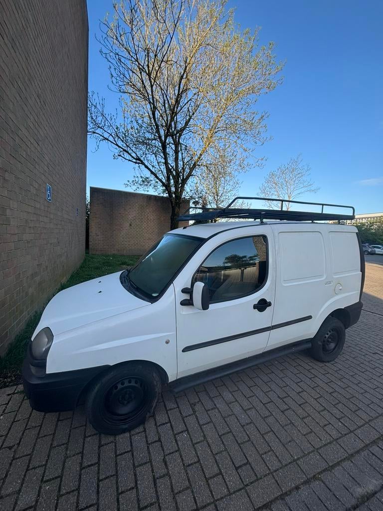 Fret léger : 180 000 km (année 2005), Autos, 57 kW, Achat, Doblo, 2 places