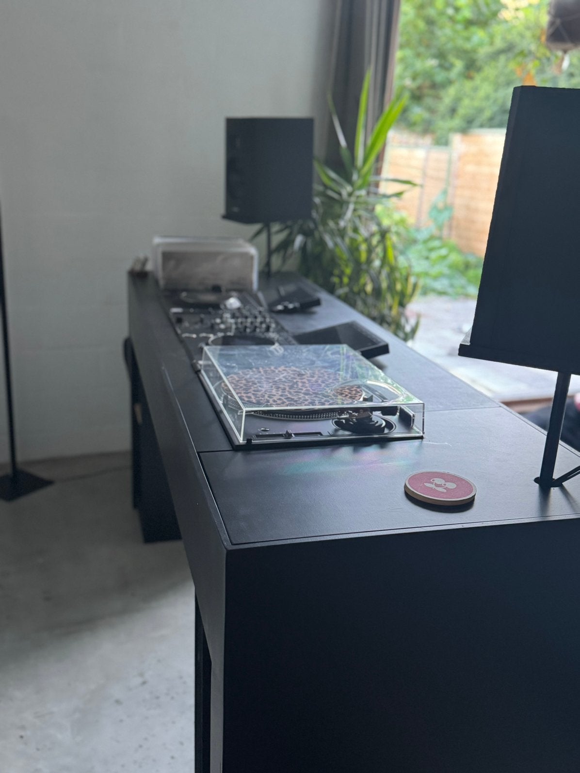 Volleoge dj booth NIEUW met 2 CDJ 3000 x +  DJ DJM-A9, Enlèvement, Espace de rangement, Comme neuf