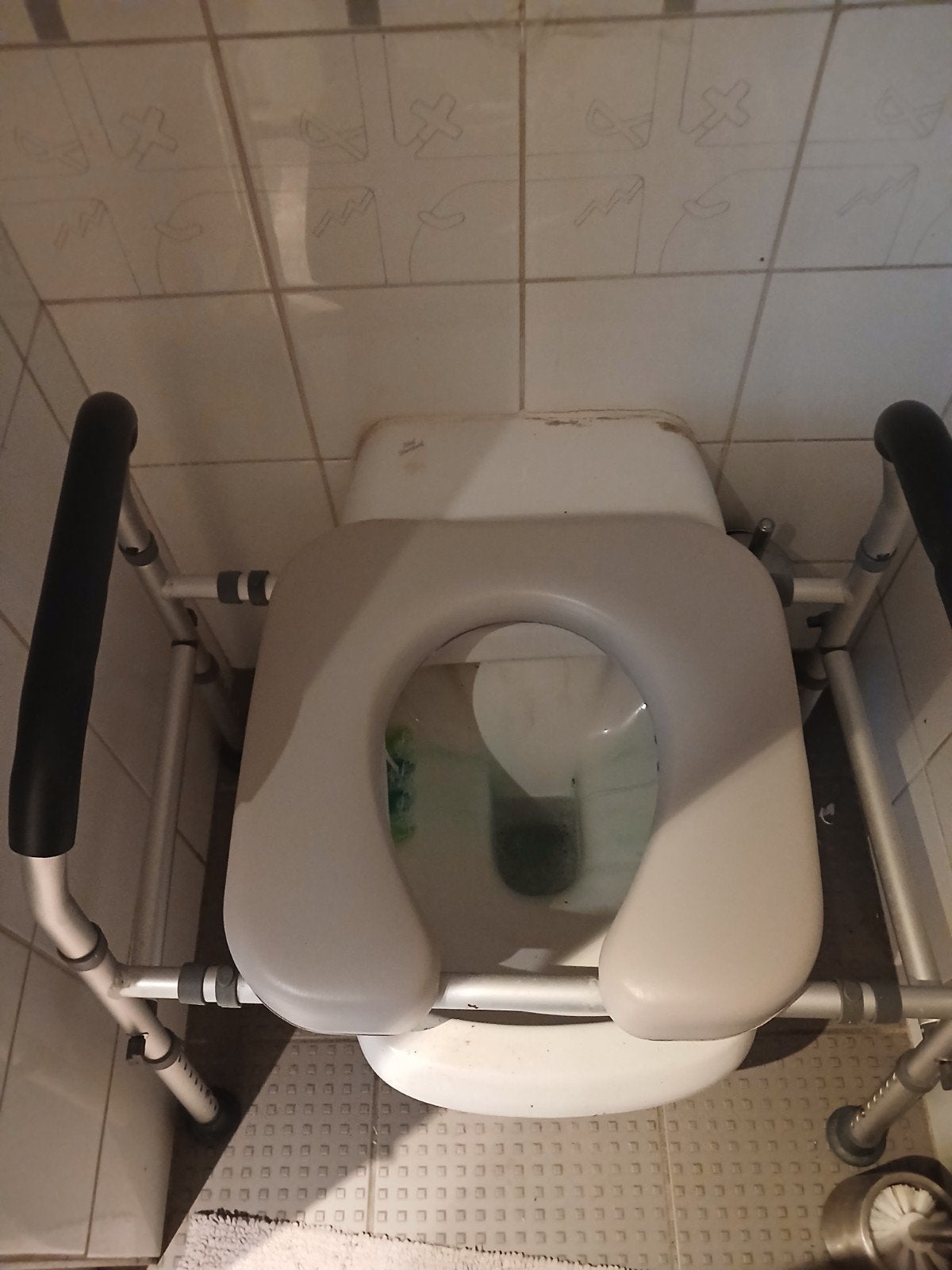 Wc stoel voor gehandicapten, Ophalen