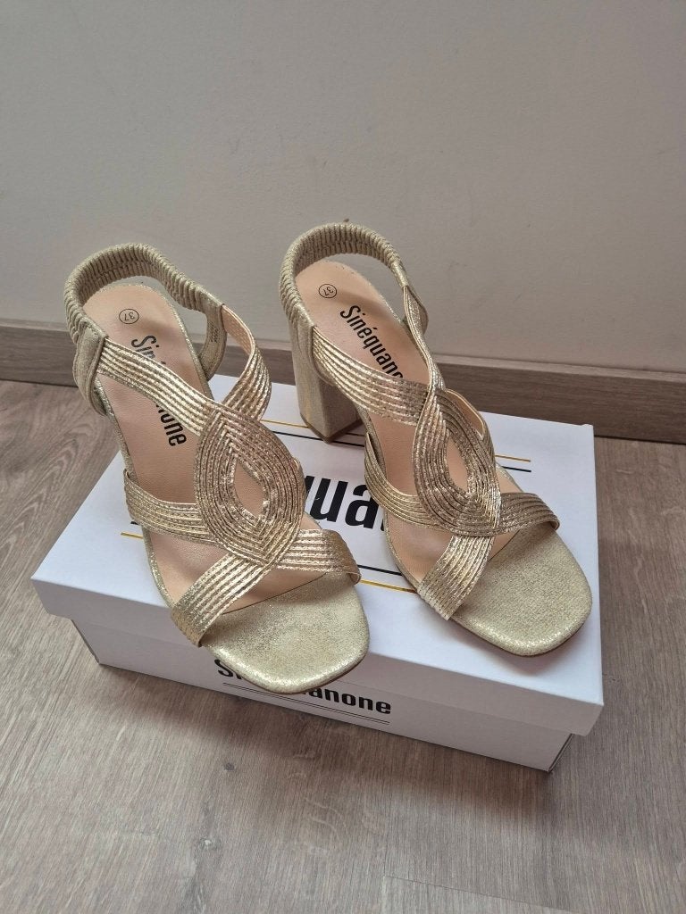 Gouden sandaaltjes. Maat 37. Nooit gedragen., Kleding | Dames, Schoenen, Ophalen of Verzenden, Nieuw