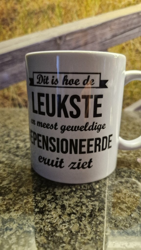 Met pensioen koffiemok - theemok - tas, Maison & Meubles, Neuf, Enlèvement ou Envoi, Mug, Céramique