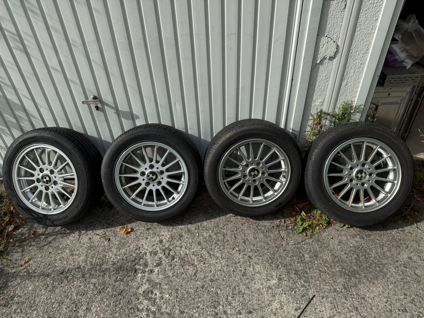 Jantes BMW 16 pouces d'origine avec de bons pneus, Autos : Pièces & Accessoires, Enlèvement, Pneu(s)
