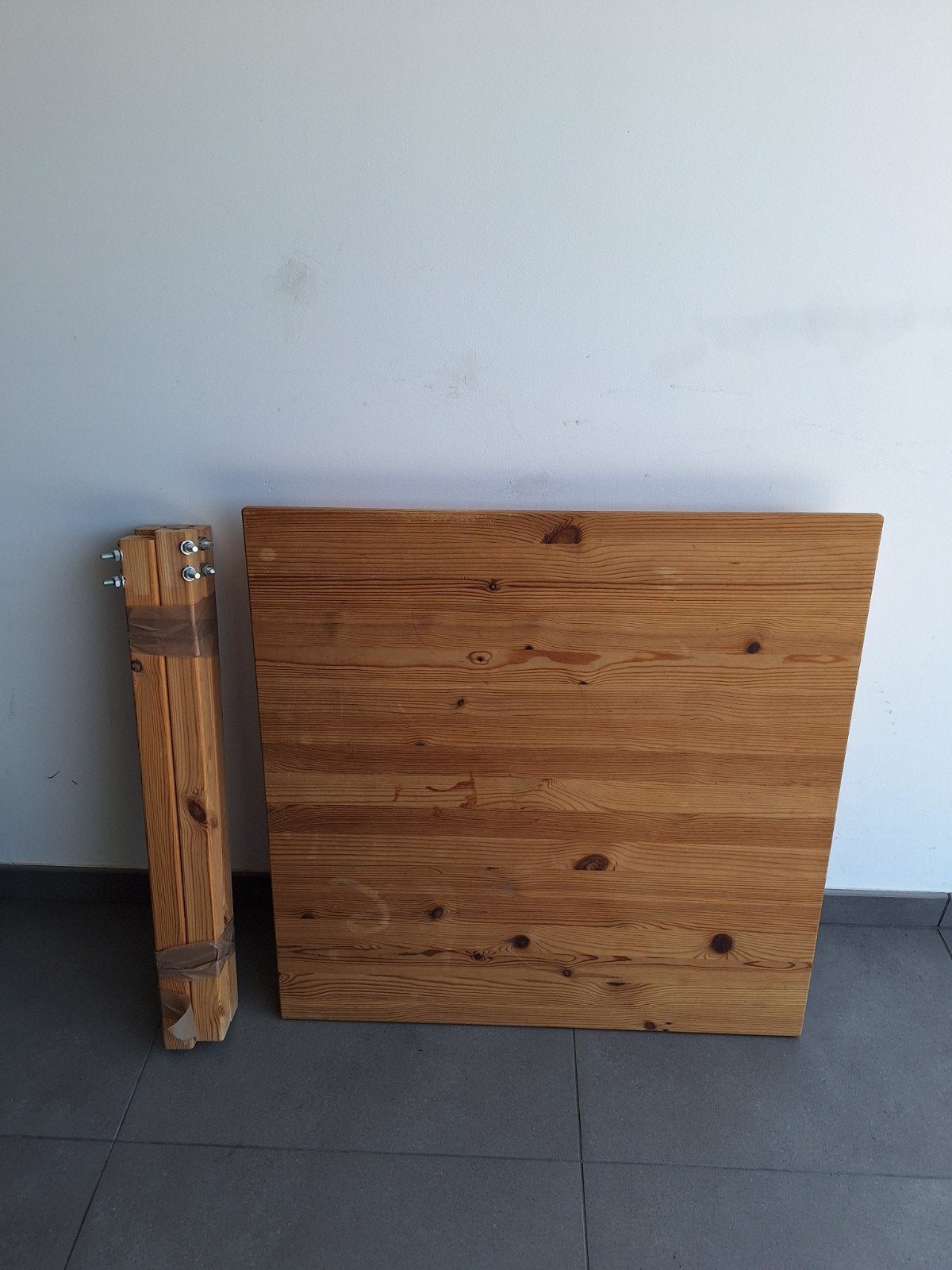 Petite table en bois, Enlèvement
