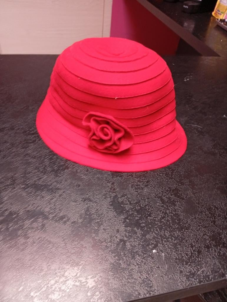 Rode klokhoed voor dames, Hoed