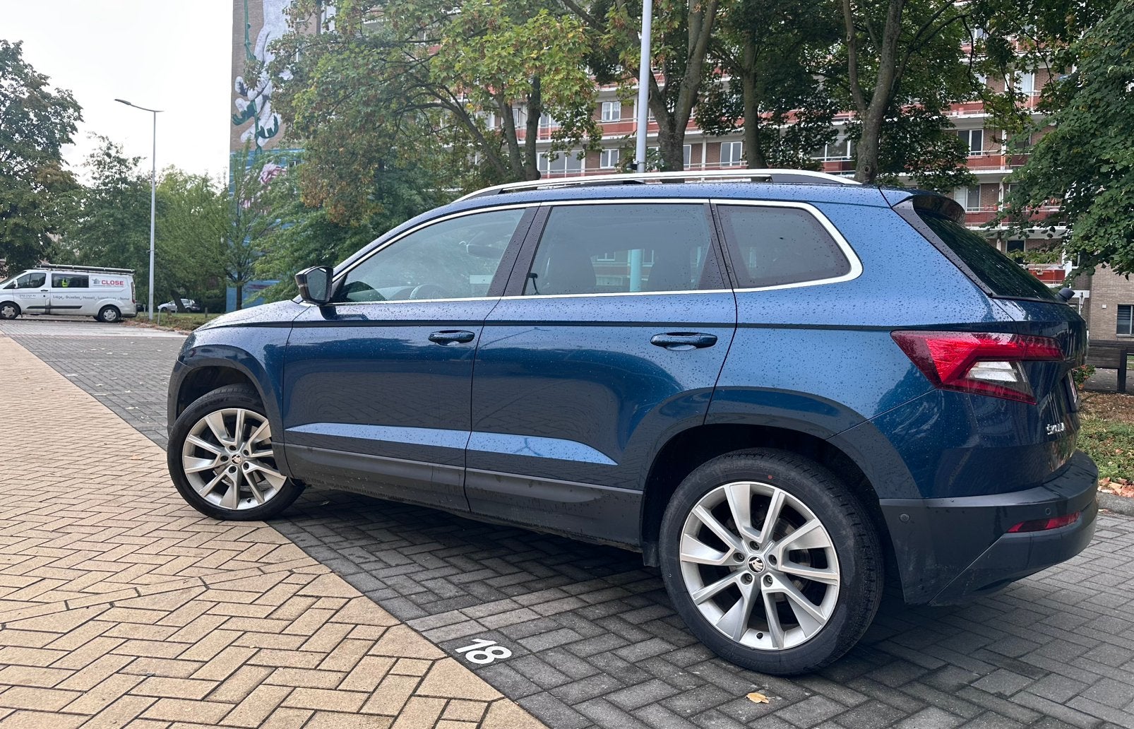 Skoda Karoq 1.5TSI Automaat Pano Keyless Led Navi Full Full, Auto's, Skoda, Dealer onderhouden, 1498 cc, 4 cilinders, Blauw