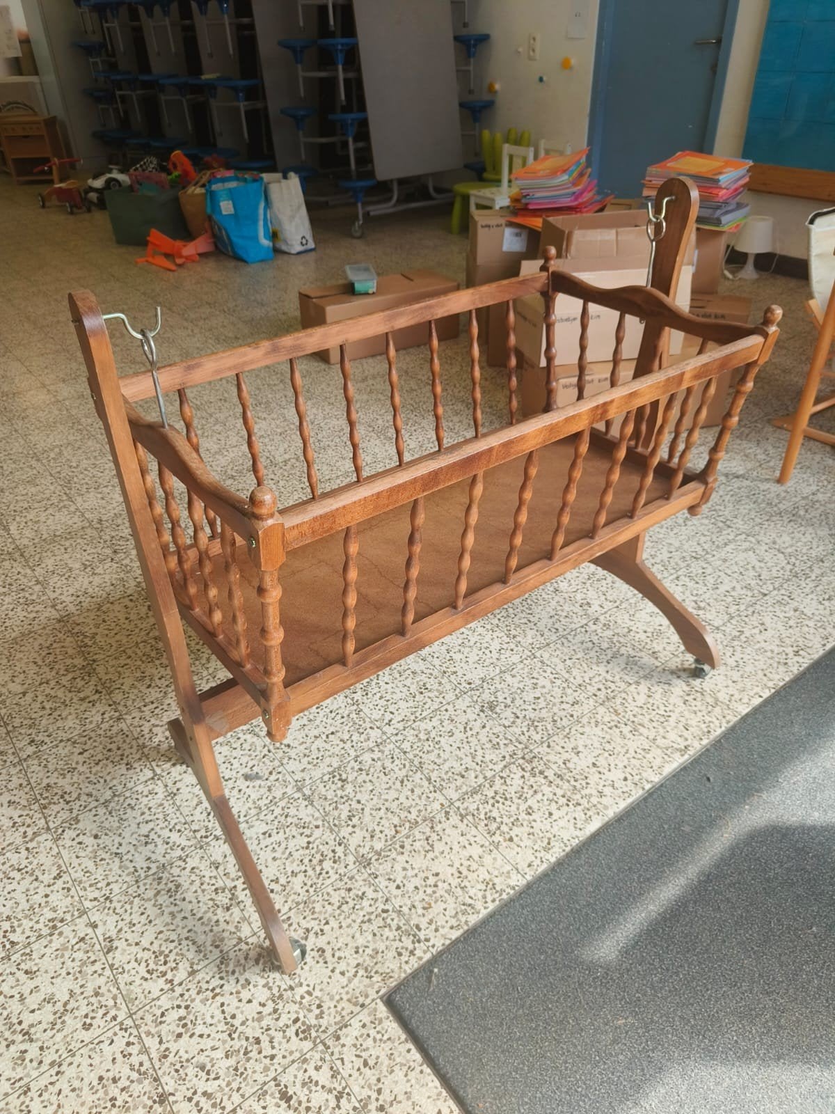 oud, houten wiegje, Ophalen