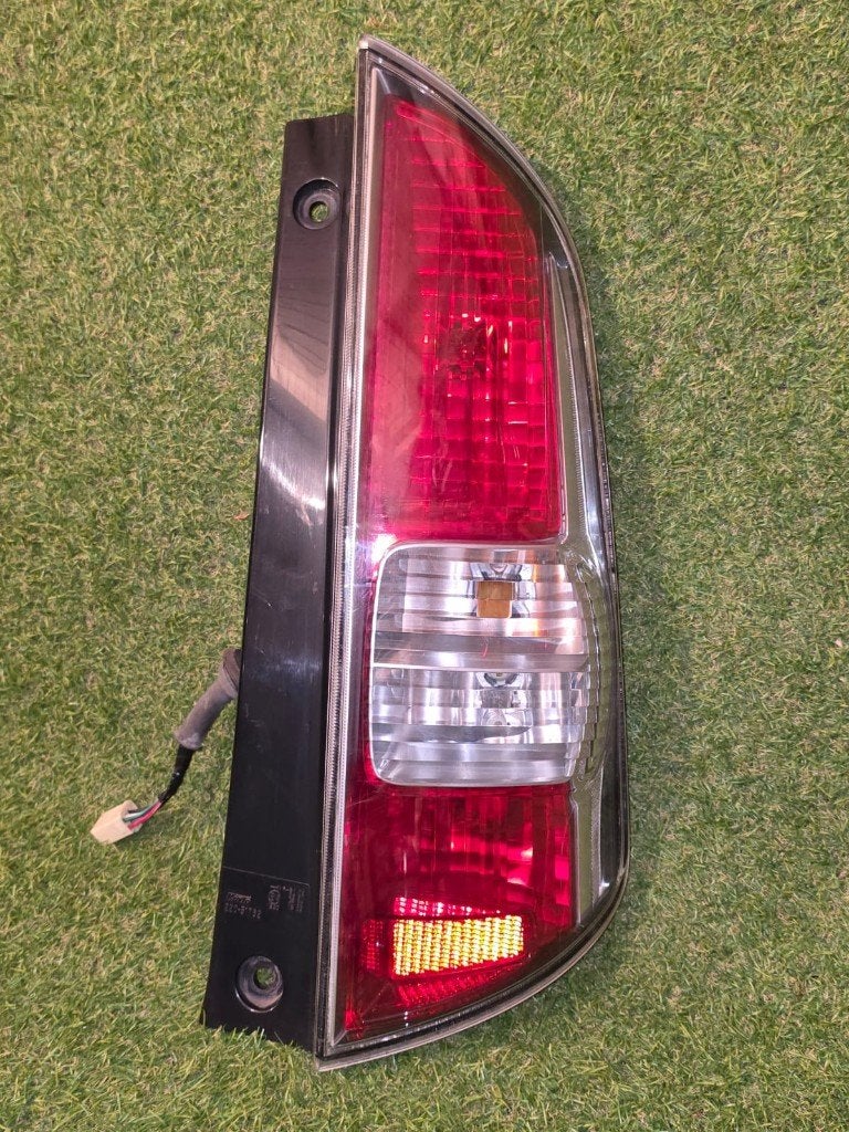 Sirion 2 en Subaru Justy rechter achterlichten van 2004-2011, Ophalen, Gebruikt, Subaru