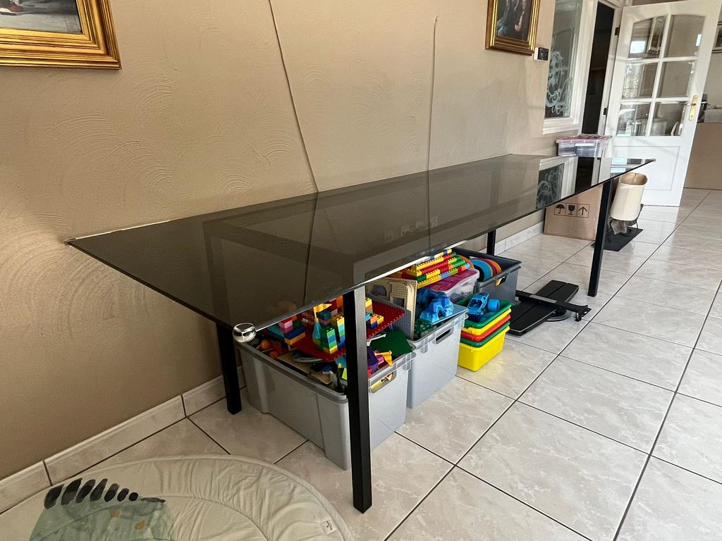 Moderne , minimalistische tafel met groot rookglazen blad, Huis en Inrichting, Tafels | Eettafels, Zo goed als nieuw, Glas, Ophalen