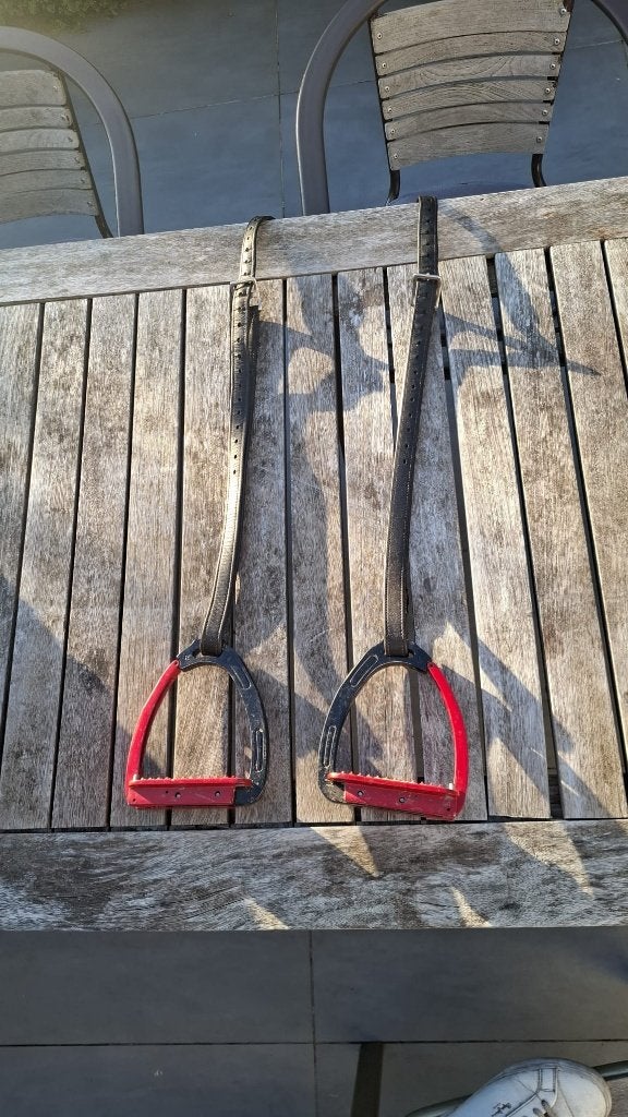 BR Veiligheidsbeugels Zwart/Rood, Animaux & Accessoires, Chevaux & Poneys | Autres trucs de cheval, Enlèvement ou Envoi, Utilisé