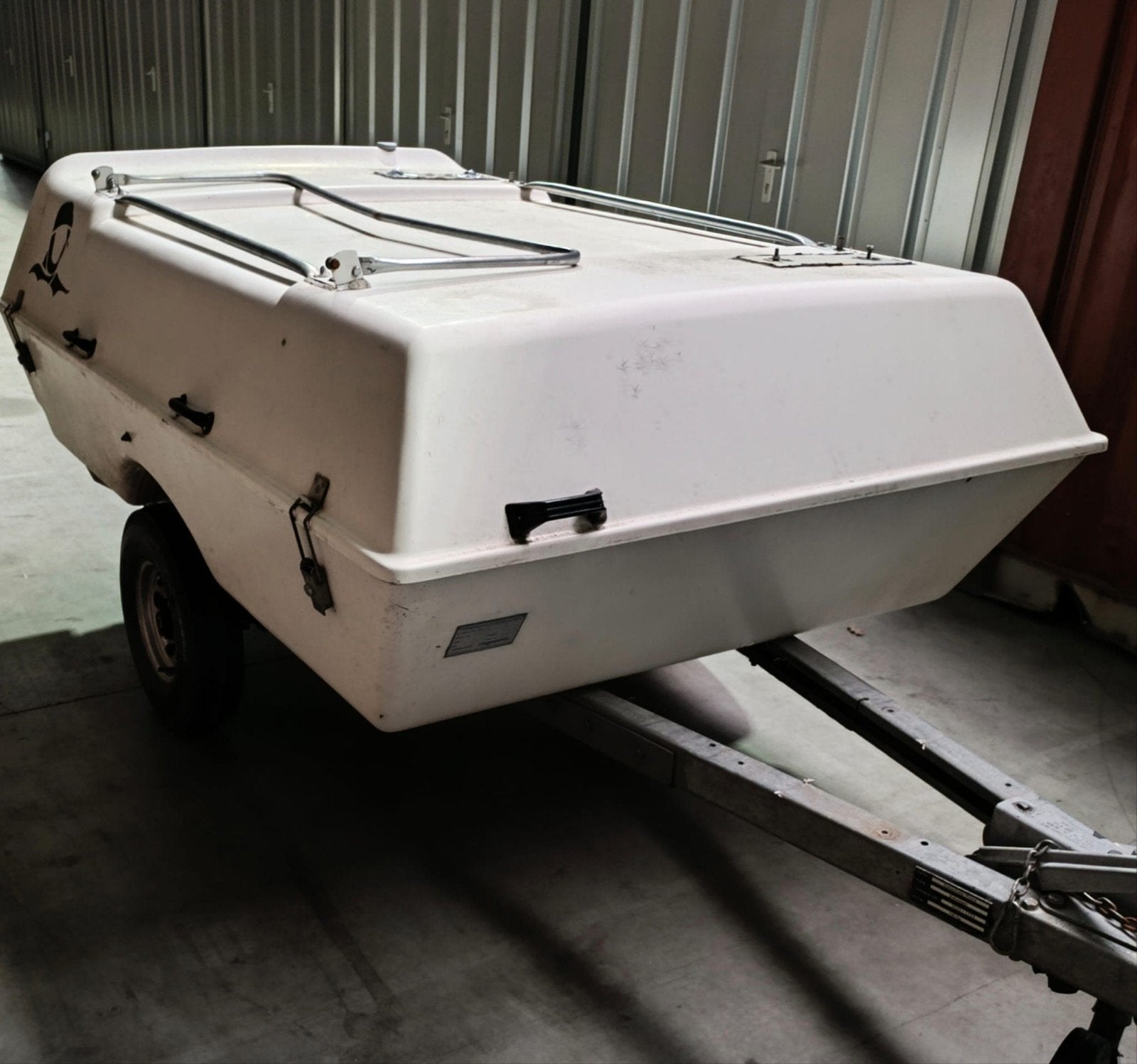 Lichte en ruime afsluitbare aanhangwagen.
225x140 en 65 hoog, Ophalen, Gebruikt