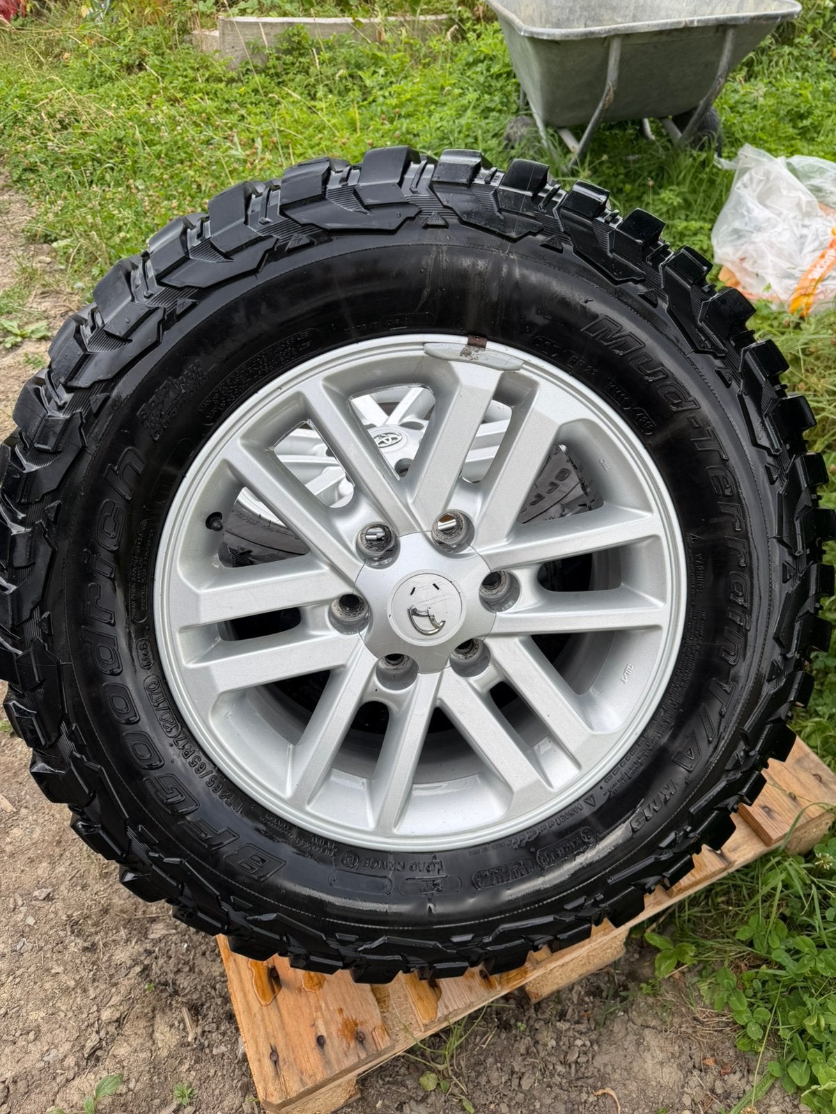 4 jantes Toyota hilux avec bf goodrich mud terrain ko3, Pneus et Jantes, 265 mm, Pneus été, 17 pouces