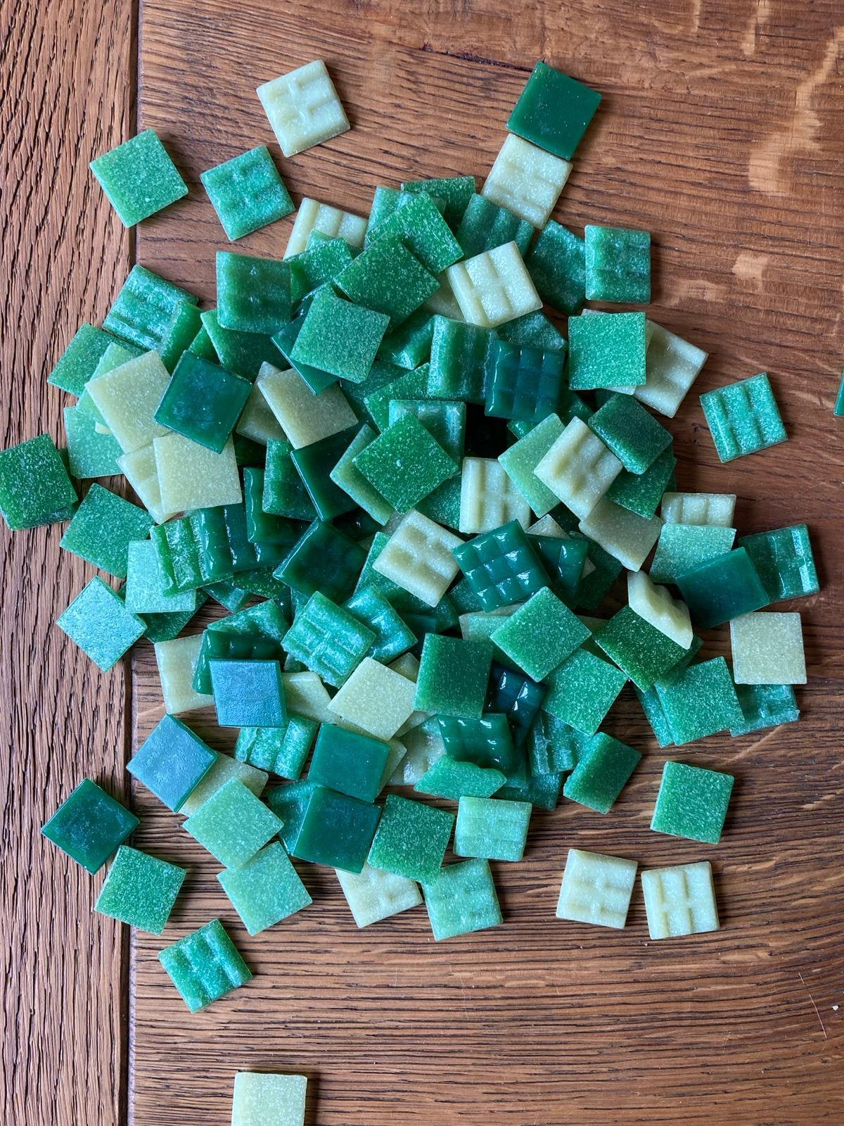 Mozaiek steentjes mix groen 2x2 cm 500 gram!, Hobby en Vrije tijd, Ophalen of Verzenden, Groen