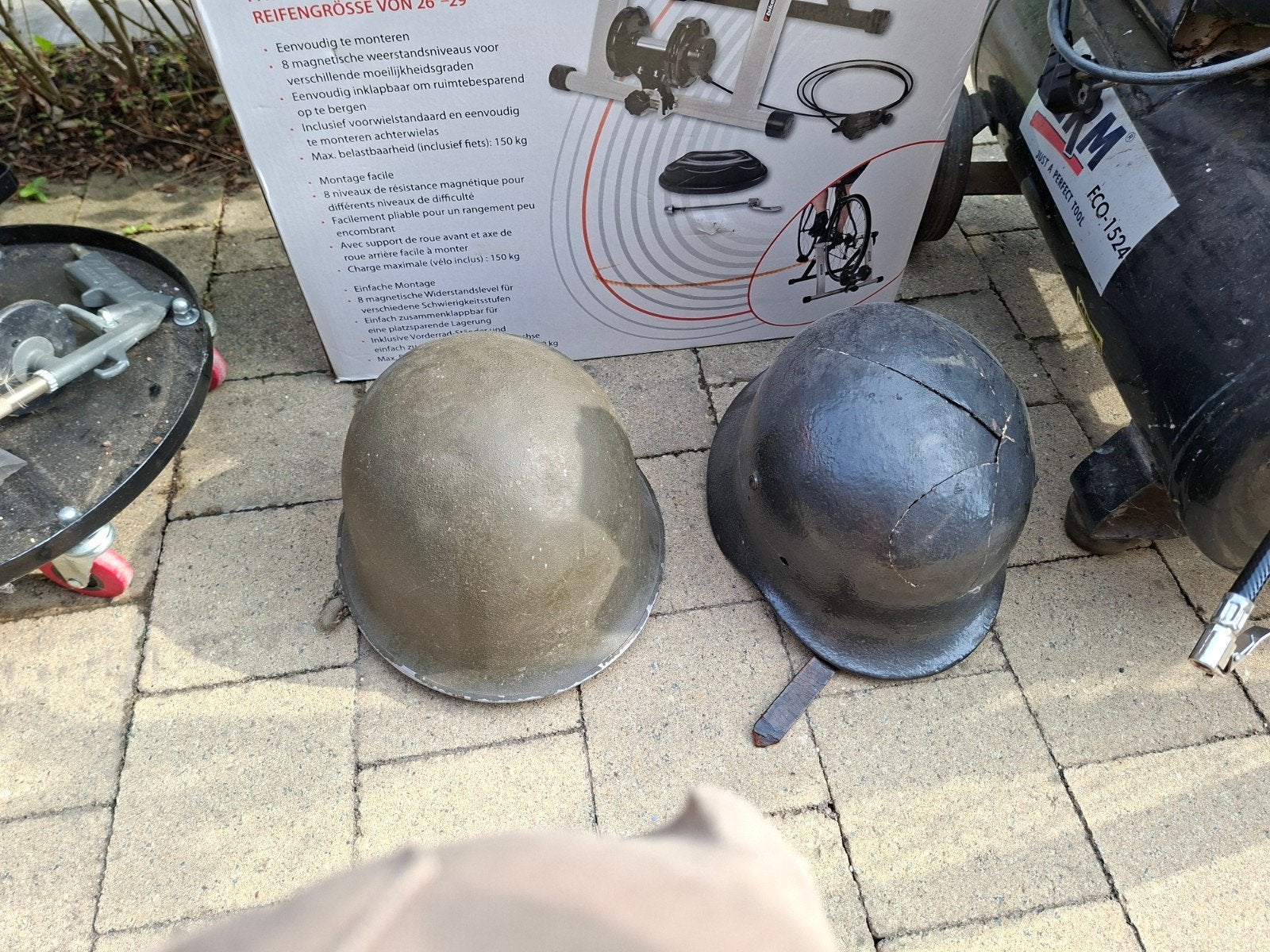 2 casques militaires. 1 français et 1 allemand, Enlèvement ou Envoi