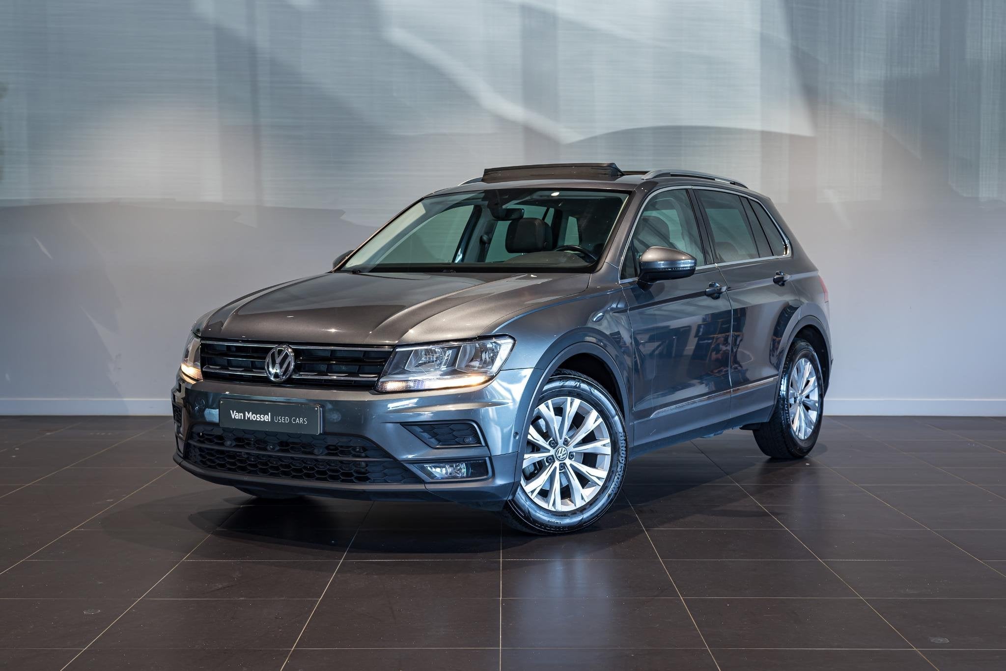 Volkswagen Tiguan 1.5 TSI DSG | Pano Dak | Carplay | ACC | Z, Stof, 4 cilinders, Bedrijf, 5 zetels