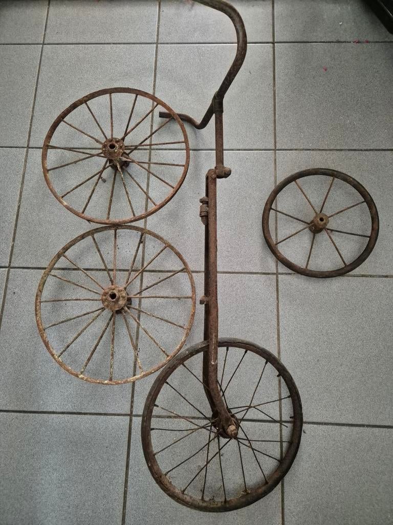 Kleine fietswielen van oude fietsen en 1 met stuur, Ophalen