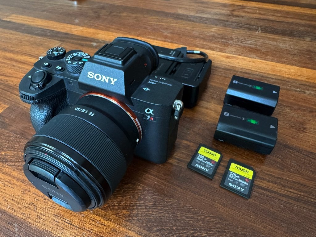 Sony Alpha A7R IV met 5.068 clicks (als nieuw/set), Accu, Kantelbaar/draaibaar scherm, Ophalen of Verzenden, Sony
