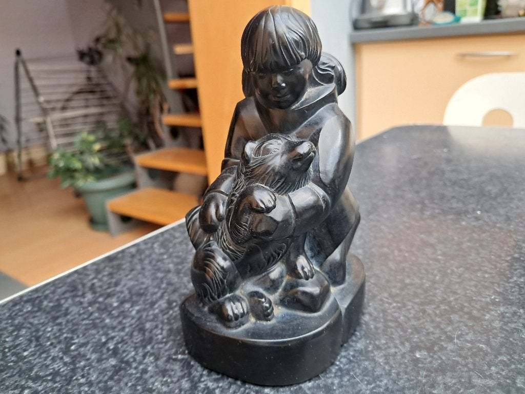 Beeldje eskimo meisje met husky hond, zeepsteen Boma Canada, Ophalen of Verzenden, Mens