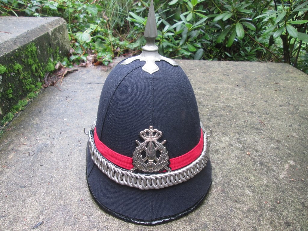 Parade pin helm met politie embleem en rode band, leuk model, Ophalen of Verzenden