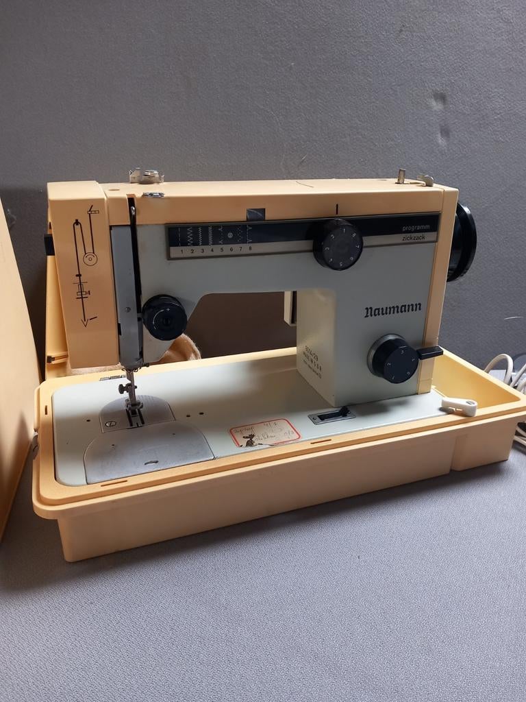 Vintage werkende naaimachine NAUMANN, Hobby en Vrije tijd, Naaimachines en Toebehoren, Ophalen, Naaimachine