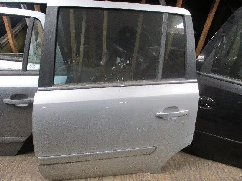 PORTIER LINKS ACHTER Opel Zafira (M75) (01-2005/04-2015), Bahnhofsplatz 65423 Rüsselsheim am Main, DE, Enlèvement ou Envoi, Opel