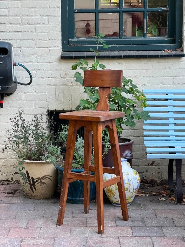 Brutalistische houten barkruk / kapiteinskruk, Huis en Inrichting, Barkrukken, 1 kruk, Ophalen, Zo goed als nieuw, Hout