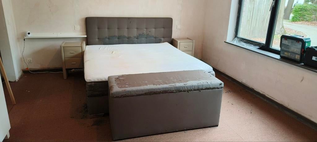 Versleten boxspring + nachtkastjes en grote koffer. (, Ophalen