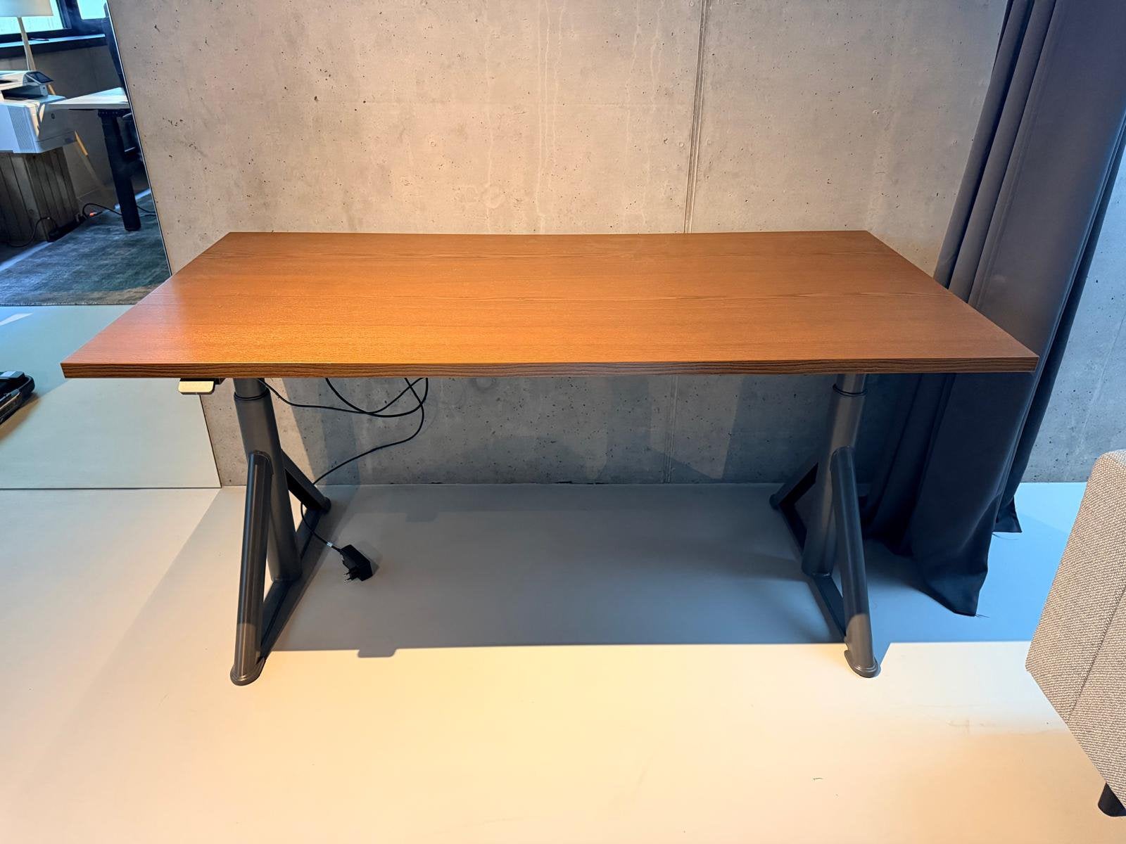 IKEA Zit-Sta Bureau [Elektrisch - 160x80 cm], Ophalen, Zit-sta bureau, Elektrisch, Bruin