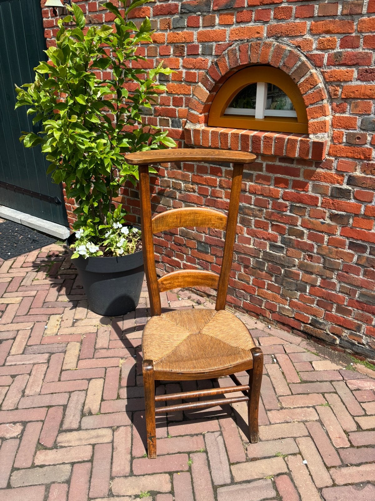 Een  degelijke antieke bidstoel., Ophalen