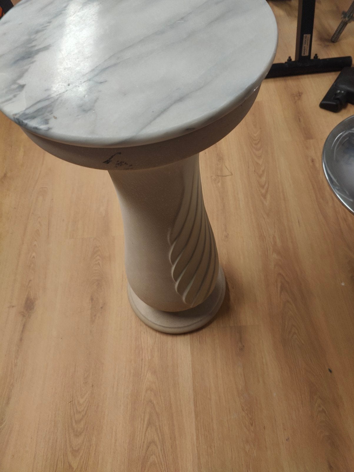 Vase sur colonne en pierre reconstituée + plateau en marbre., Ophalen