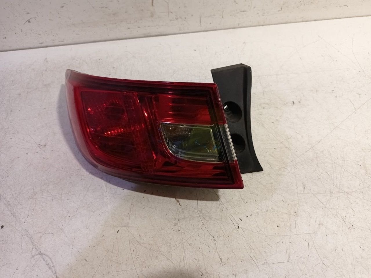 Achterlicht links buiten Renault Clio, Onderdelen@venauto.nl, Van der Ven Autorecycling B.V., Gebruikt, Ettenseweg 76, 4706 PB Roosendaal, The Netherlands
