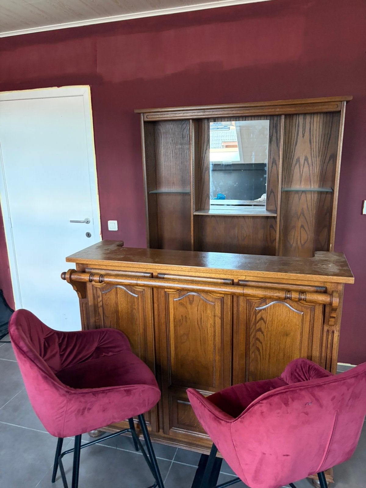 barkast bruin met spiegel met rode stoffen barkrukken, Huis en Inrichting, Ophalen, Gebruikt, Inclusief barstoelen