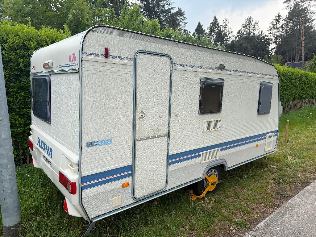 Caravane Adria 5204 PX, construite en 2007, Caravanes & Camping, Caravanes, Particulier, jusqu'à 4, 750 - 1000 kg, Siège de train