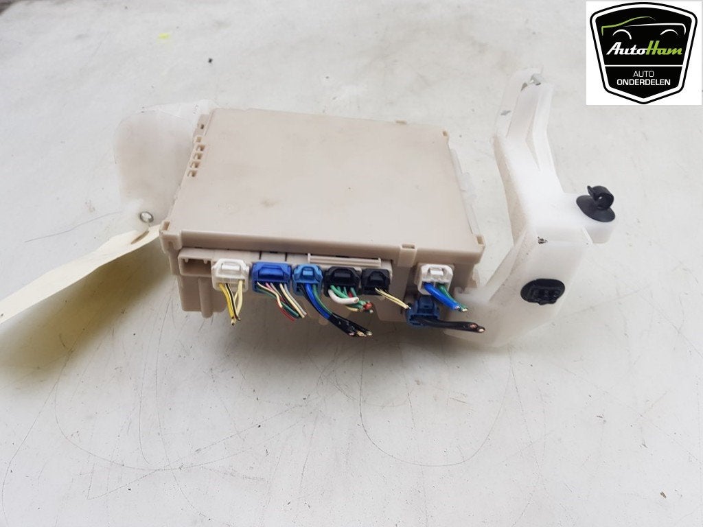 BOITIER FUSIBLES Peugeot 108 (|827300H030A|827300H030|), Utilisé, Peugeot