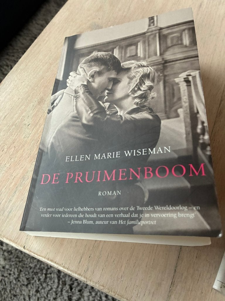 oorlogsroman: de pruimenboom, Boeken, Literatuur, Zo goed als nieuw, Ophalen of Verzenden