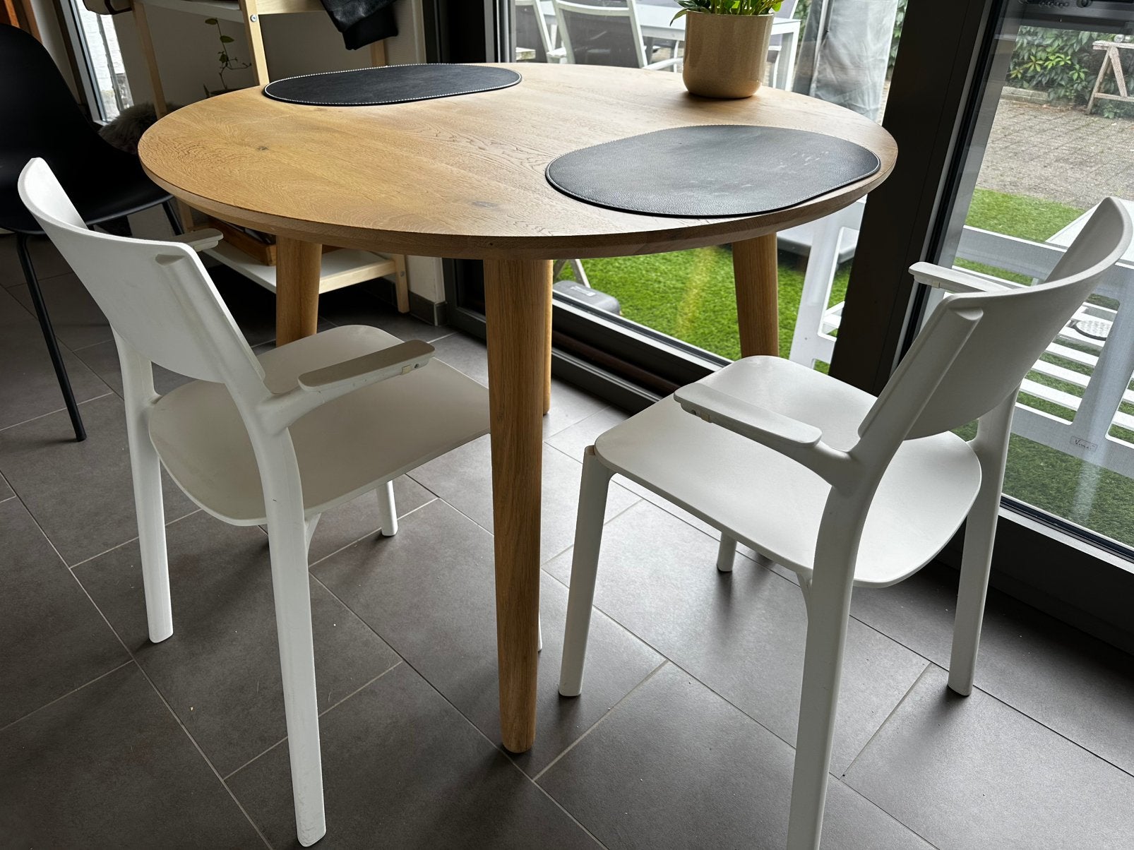 2 witte Janinge stoelen, Huis en Inrichting, Ophalen, Twee, Wit, Zo goed als nieuw