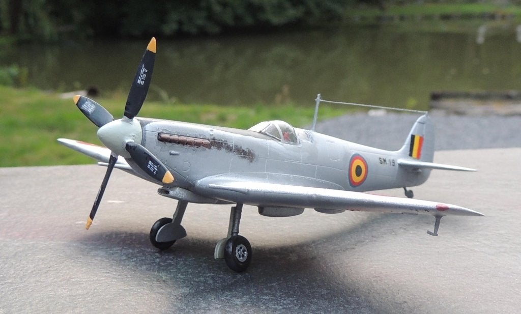 Maquette Spitfire LF.IXc/e belge Ecole pilotage Brustem 1952, Hobby & Loisirs créatifs, Envoi, Neuf, 1:72 à 1:144, Avion