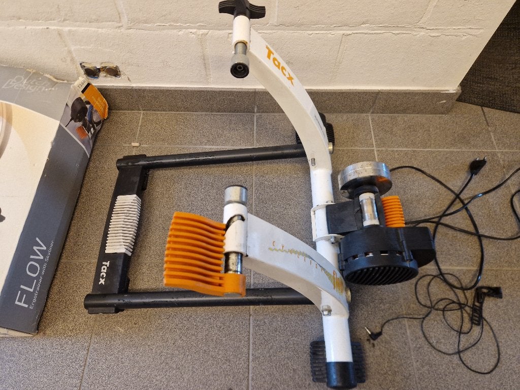 Tacx Flow rollentrainer + trainer tyre, Ophalen, Gebruikt, Overige typen