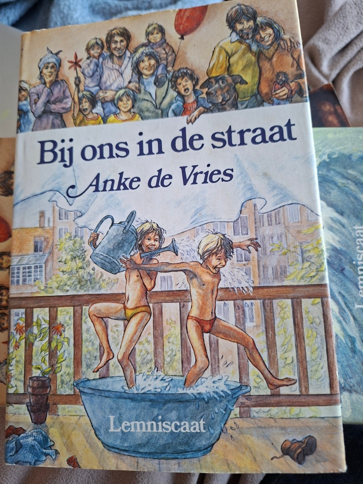 bij ons in de straat   anke de vries, Ophalen of Verzenden